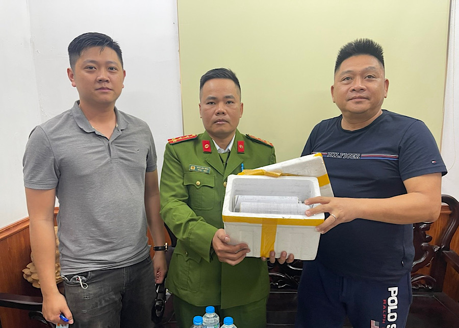 Công an phường Lê Chân tiếp nhận 5kg pháo do Nhân dân giao nộp